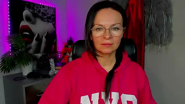 HelenLuxx online show from March 18, 2026, 4:30 pm