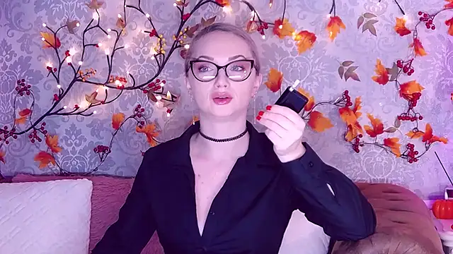 EllianaReese online show from December 1, 2025, 2:45 am