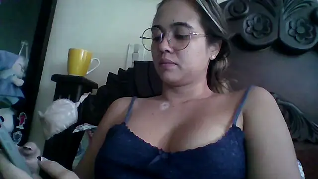 trianabell online show from October 5, 2025, 3:58 pm