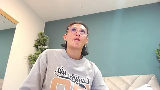 SharisWillian online show from April 8, 2026, 3:52 am