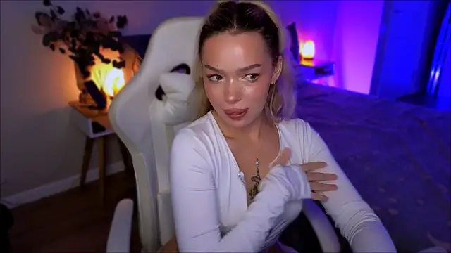 Lily Yin online show from August 3, 2026, 6:32 am