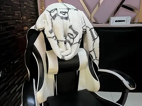 DaianaLutz online show from October 31, 2025, 2:13 pm