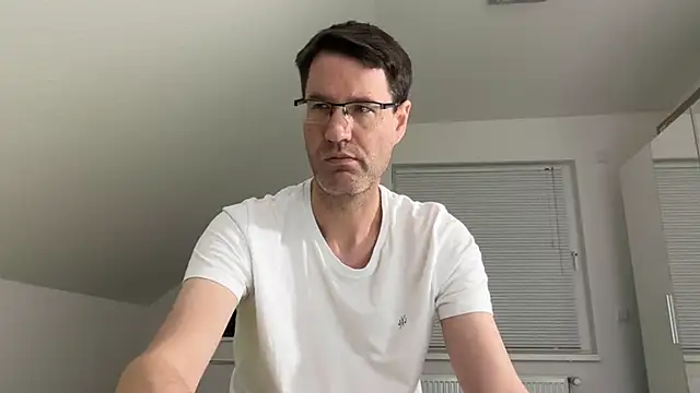 Snapshot of zxzx_cam1 chatting on March 1, 2026, 5:02 pm zxzx cam1 online show from March 1, 2026, 5:02 pm