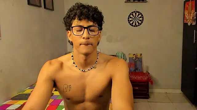 Snapshot of Ivano_joness chatting on March 8, 2025, 12:20 pm Ivano joness online show from March 8, 2025, 12:20 pm