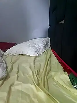 julietunderwoood online show from February 6, 2026, 8:05 pm