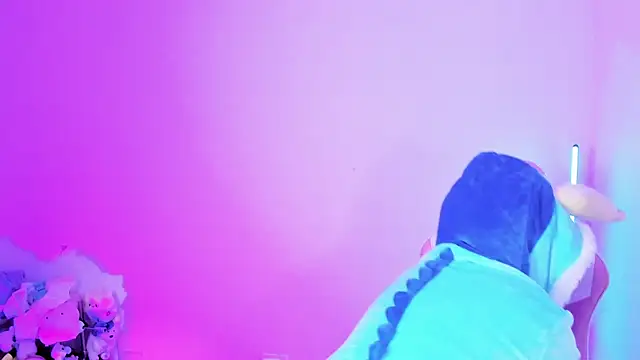 Ahri Elderwood online show from December 17, 2025, 3:33 am