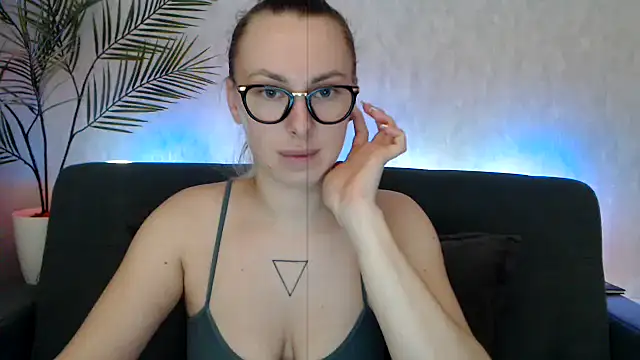  Leslyy Solo 1 online show from October 9, 2025, 6:30 pm