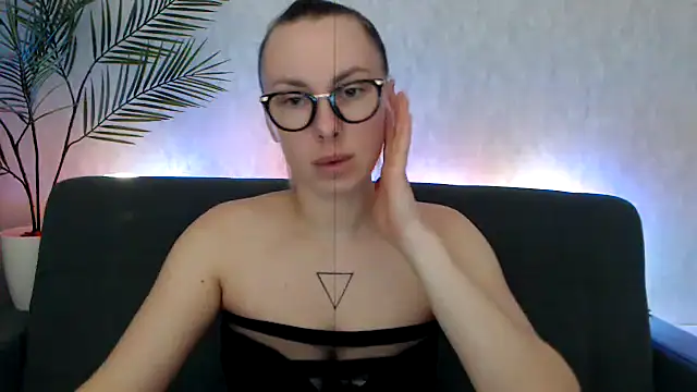  Leslyy Solo 1 online show from October 10, 2025, 3:57 pm