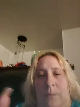 Snapshot of Icedcoffee2024 chatting on November 2, 2025, 1:21 am Icedcoffee2024 online show from November 2, 2025, 1:21 am