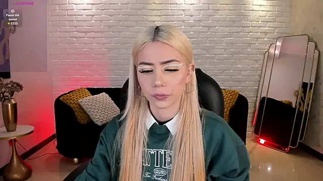 Snapshot of HannaConnor_ chatting on November 14, 2025, 8:23 pm HannaConnor online show from November 14, 2025, 8:23 pm