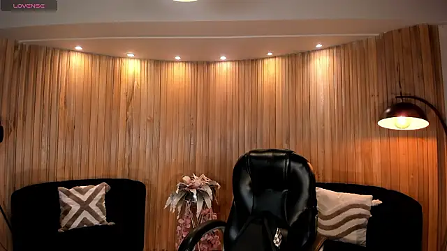 HannaConnor  online show from February 9, 2026, 8:40 pm