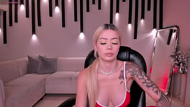 Snapshot of HannaConnor_ chatting on October 19, 2025, 6:10 pm HannaConnor online show from October 19, 2025, 6:10 pm