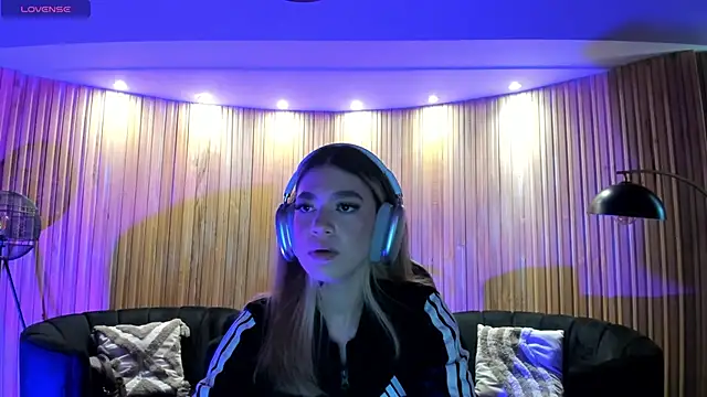 ViolettHansson online show from March 12, 2026, 6:12 pm