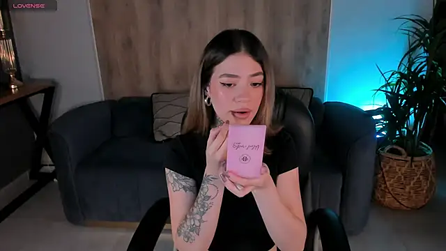 ViolettHansson online show from March 13, 2025, 9:48 pm