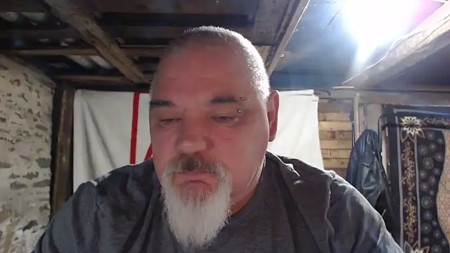 Newfiesausage1972 online show from December 14, 2025, 10:21 am