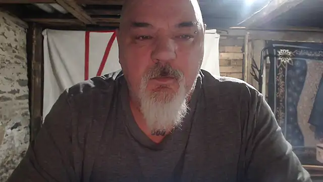 Newfiesausage1972 online show from January 8, 2026, 10:32 am