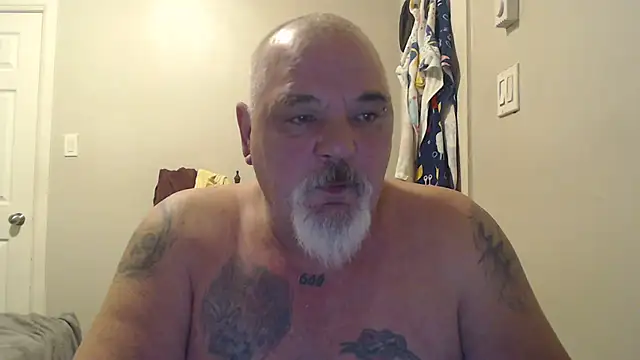 Newfiesausage1972 online show from March 12, 2025, 7:36 pm