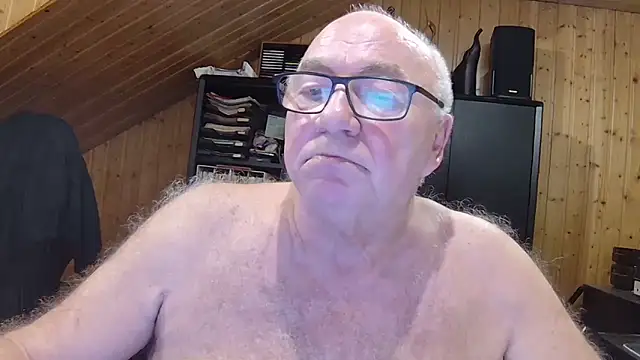 Snapshot of biggandybig chatting on February 17, 2026, 10:40 pm biggandybig online show from February 17, 2026, 10:40 pm