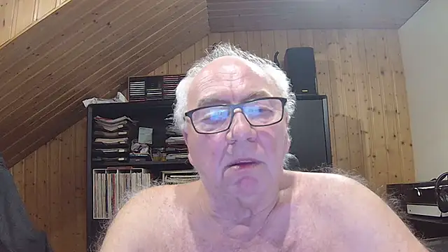 Snapshot of biggandybig chatting on February 9, 2026, 11:03 pm biggandybig online show from February 9, 2026, 11:03 pm