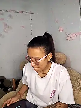 Yaumiko online show from February 16, 2026, 8:29 pm