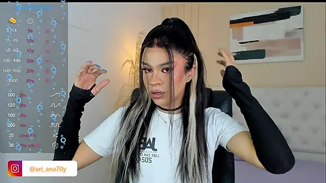 Snapshot of LOISE-XX chatting on November 13, 2025, 6:17 am LOISE-XX online show from November 13, 2025, 6:17 am