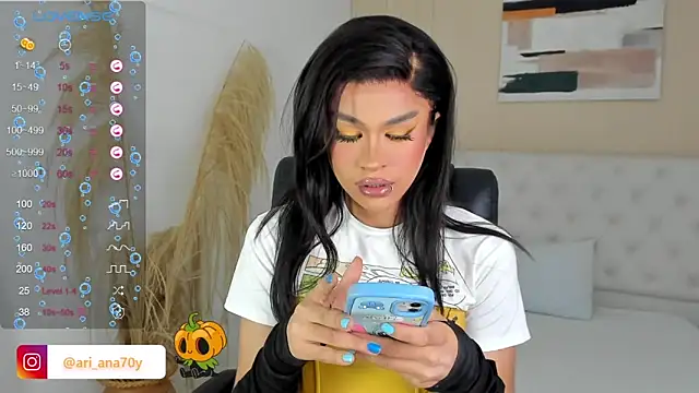 Snapshot of LOISE-XX chatting on November 8, 2025, 5:55 am LOISE-XX online show from November 8, 2025, 5:55 am