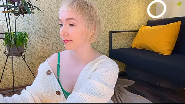 Snapshot of EmmyAmbros chatting on February 17, 2025, 10:07 am EmmyAmbros online show from February 17, 2025, 10:07 am