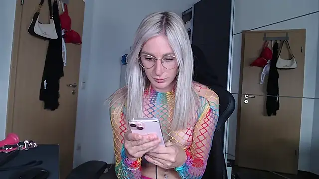 Liana Lou online show from September 13, 2025, 3:56 pm