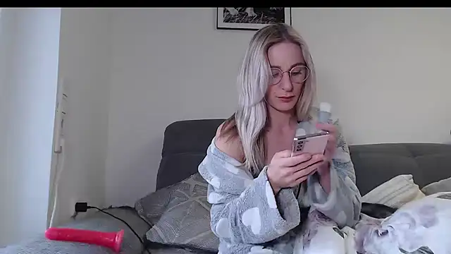 Liana Lou online show from March 1, 2026, 4:07 pm