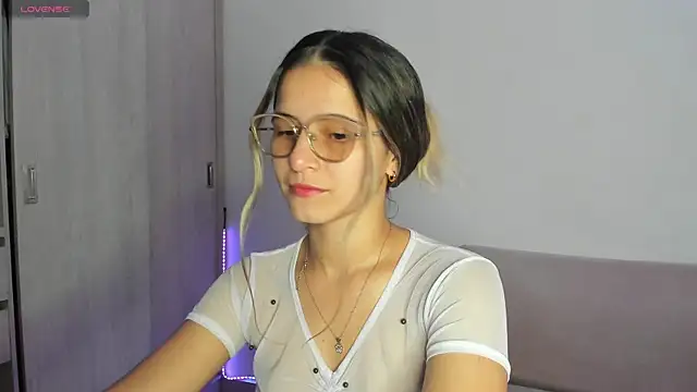 Snapshot of Lilacutte_ chatting on September 10, 2025, 7:18 am Lilacutte online show from September 10, 2025, 7:18 am