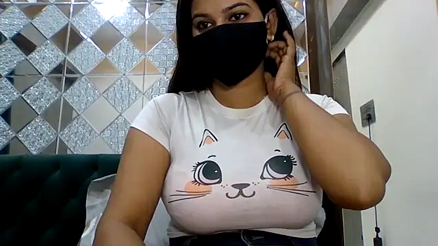 Snapshot of sparkling_queen chatting on October 17, 2025, 1:31 am sparkling queen online show from October 17, 2025, 1:31 am