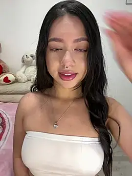 Snapshot of AliceJovovich chatting on March 5, 2025, 10:44 am AliceJovovich online show from March 5, 2025, 10:44 am