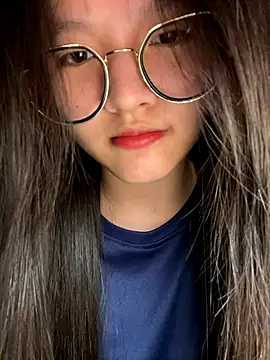 Krixxi22 online show from December 17, 2025, 2:11 pm