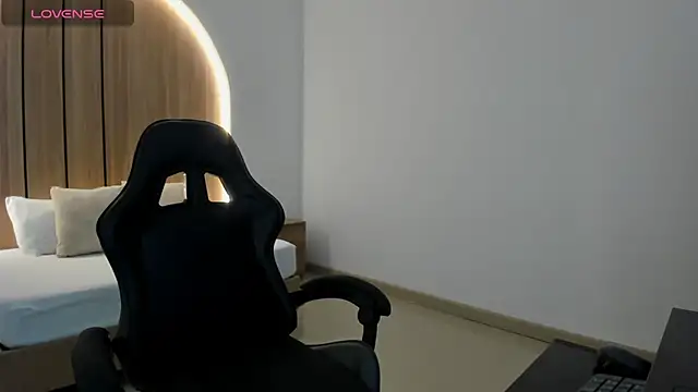 zoe danae  online show from March 27, 2026, 12:28 pm