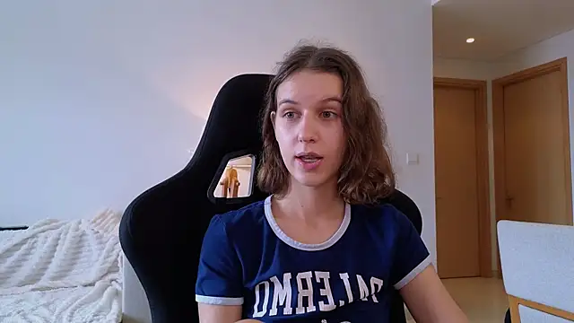 VanessaBayer2 online show from December 29, 2024, 4:48 am