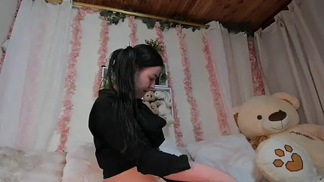 Idara and Edahi01 online show from December 18, 2025, 7:07 pm