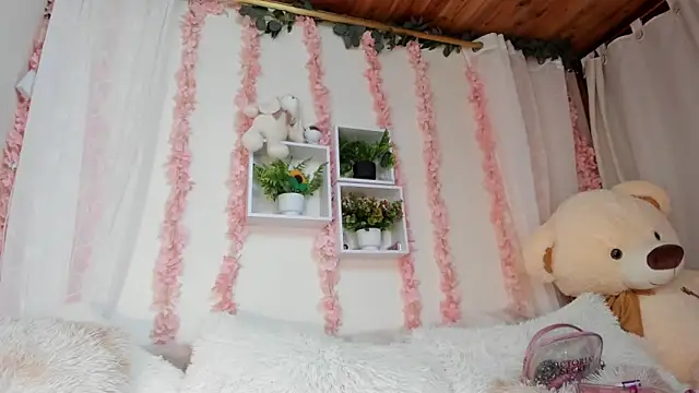 Idara and Edahi01 online show from November 21, 2025, 3:44 pm