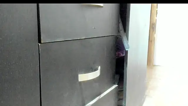 lauren-mark online show from April 11, 2026, 1:59 pm