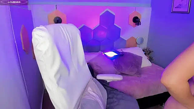 Hanna  Becker  online show from January 7, 2025, 7:10 am