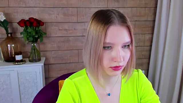 LiliLinn online show from March 18, 2025, 3:01 pm