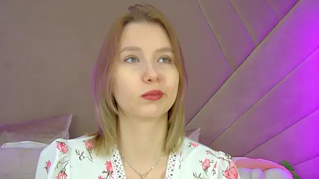 LiliLinn online show from September 26, 2025, 4:30 am