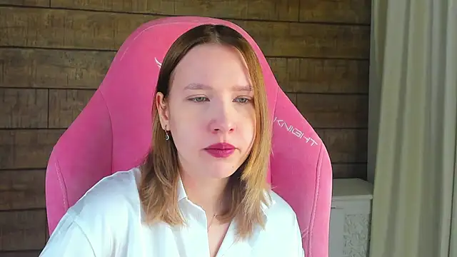 LiliLinn online show from March 19, 2026, 4:45 am