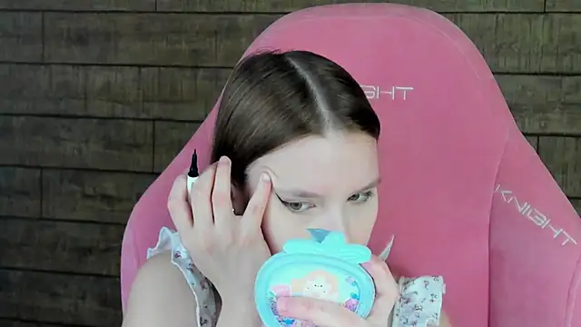 LiliLinn online show from May 18, 2026, 4:29 am