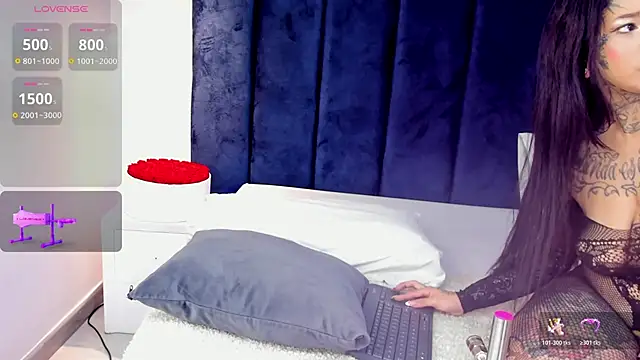 NinaInk online show from November 28, 2025, 12:05 pm