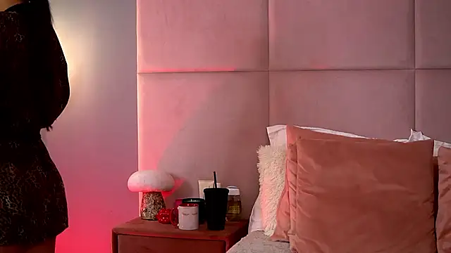 Snapshot of AlmaLuv chatting on February 14, 2026, 5:07 am AlmaLuv online show from February 14, 2026, 5:07 am