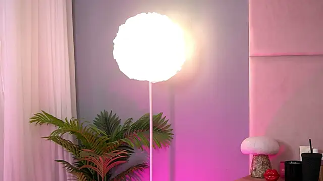 Snapshot of AlmaLuv chatting on February 19, 2026, 4:42 am AlmaLuv online show from February 19, 2026, 4:42 am