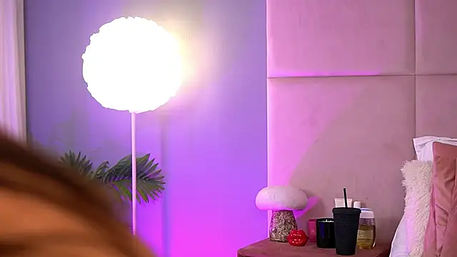 Snapshot of AlmaLuv chatting on February 11, 2026, 4:56 am AlmaLuv online show from February 11, 2026, 4:56 am