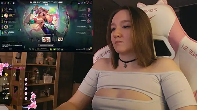 MoonlishSiren online show from November 4, 2025, 7:28 pm