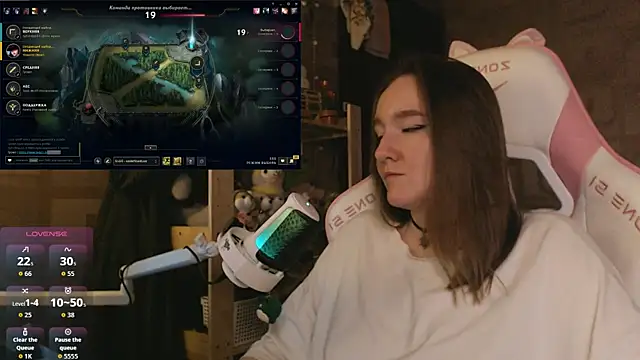 MoonlishSiren online show from April 28, 2026, 5:28 pm