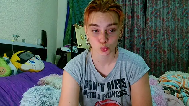 Sophie Bell online show from May 22, 2026, 9:02 pm